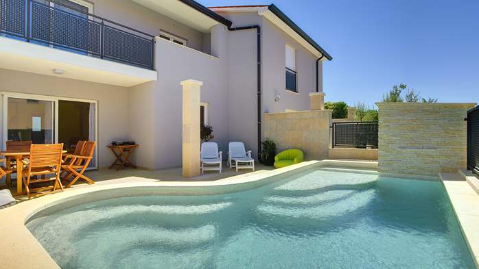 Moderna casa a schiera  per 6 persone con piscina privata,Wi-Fi, 5
