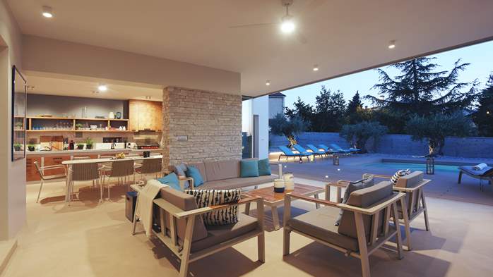 Moderne Villa mit Meerblick und Außenküche, 18