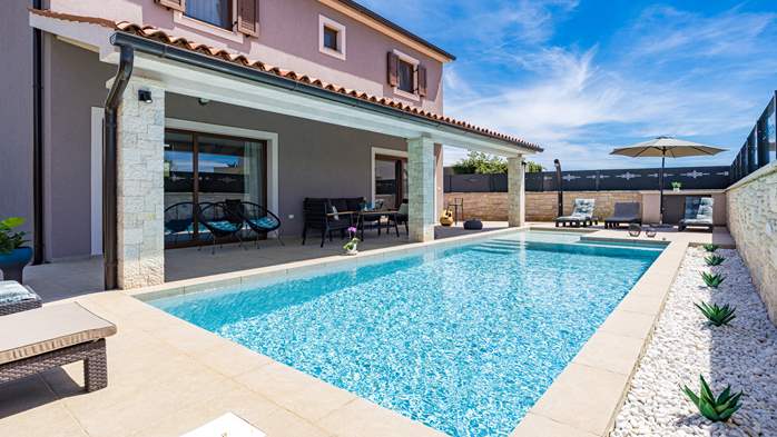 Beautifully decorated villa with pool for 6 persons, near Pula, 1