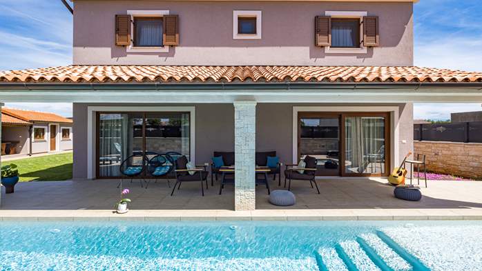 Beautifully decorated villa with pool for 6 persons, near Pula, 2