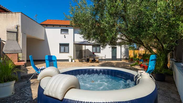 Family House with Private Garden and Jacuzzi, 9