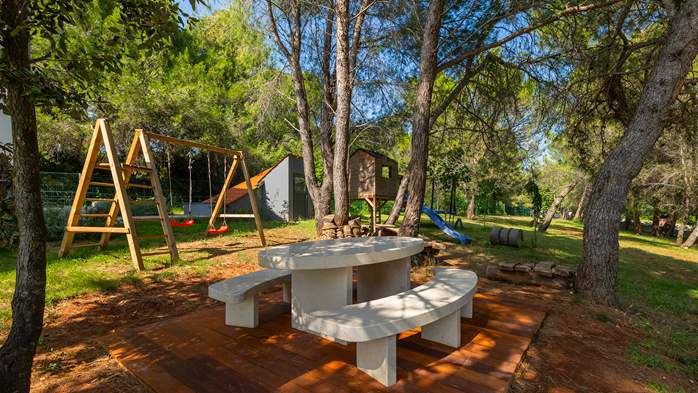 Spacious family villa with pool in Pula, 12