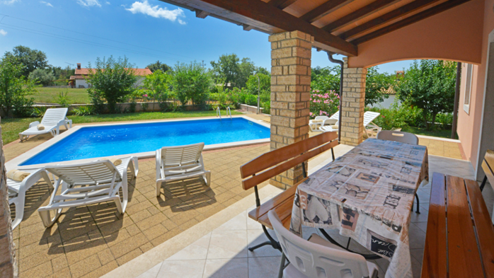 Charming villa with swimming pool, 3 bedrooms, wi-fi, BBQ, 12