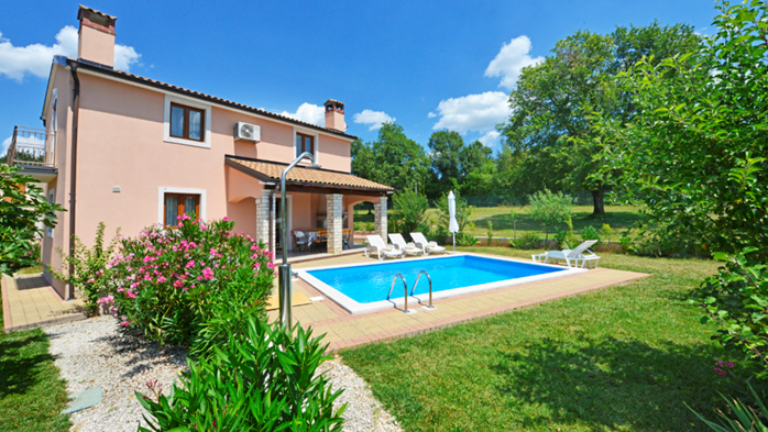 Charming villa with swimming pool, 3 bedrooms, wi-fi, BBQ, 10