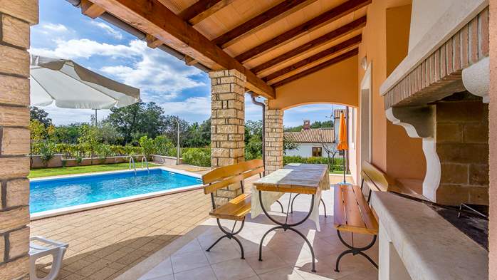 Charming villa with swimming pool, 3 bedrooms, wi-fi, BBQ, 11