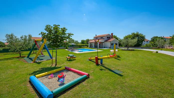 Villa con piscina esterna, giardino e parco giochi per bambini, 3