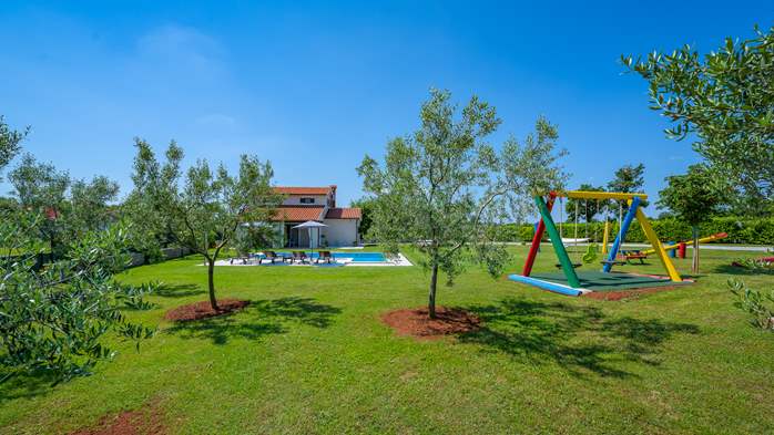 Villa con piscina esterna, giardino e parco giochi per bambini, 11