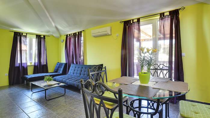 Modernly furnished apartment for 4 persons, WiFi, pool, garden, 1