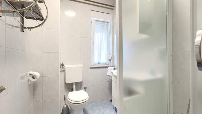 Apartman za 8 osoba ugodnog ambijenta, privatni balkon, WiFi, 22