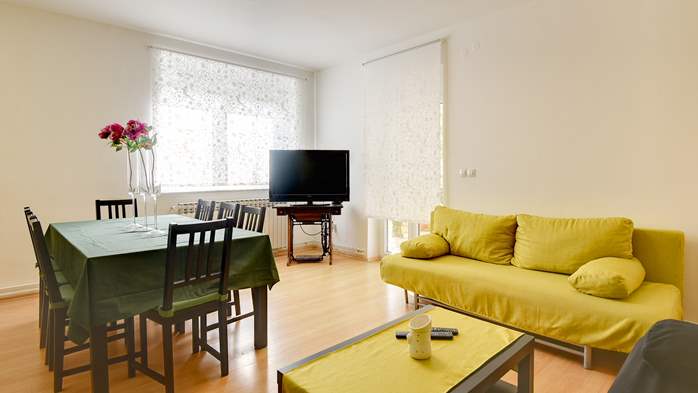 Cozy and bright apartment with big terrace, shared pool and WIFI, 8